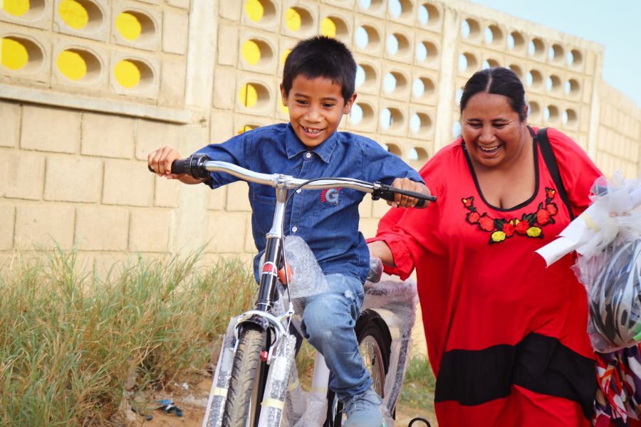 tarjeta 3 niño y su mamá en bicicleta